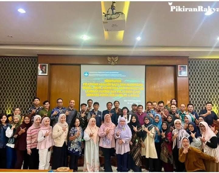 Dosen Politeknik BPI, Rohmad Suryadi, Ikuti Pelatihan Analisis Data dan Social Media Marketing Berbasis Dunia Kerja